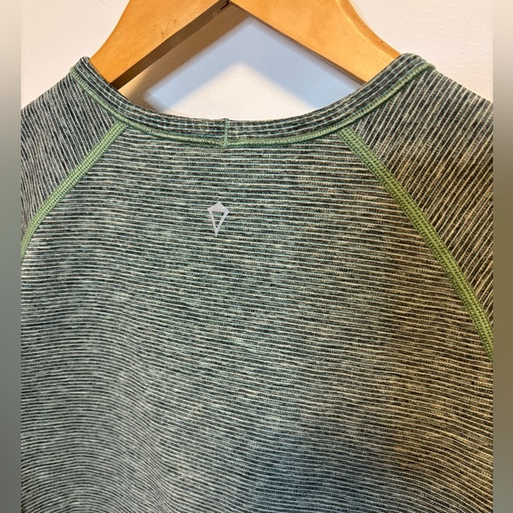 IVIVVA | Short Sleeve Tee | Size 14 - Picture 4 of 4